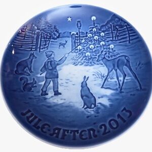 2013 Bing & Grondahl Christmas Plate " Light in the Snow" Hang Plate